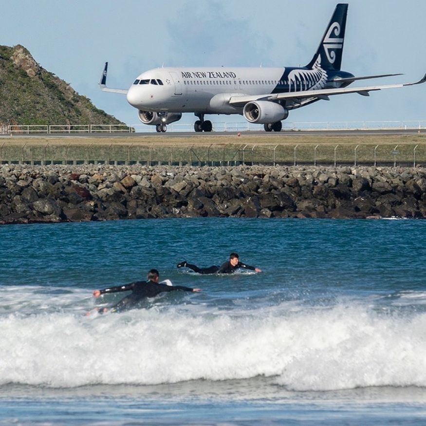Wellington Airport, New Zealand: নিউজিল্যান্ডের রাজধানী ওয়েলিংটনের বিমানবন্দরের রানওয়েও অত্যন্ত ছোট ৷ দৈর্ঘ্য মাত্র ২০৮১ মিটার বা ৬৮২৭ ফুট ৷ এখানে শুধুমাত্র ছোট প্লেনগুলিকেই ল্যান্ড করার অনুমতি দেওয়া হয় ৷ Wellington Airport, New Zealand: নিউজিল্যান্ডের রাজধানী ওয়েলিংটনের বিমানবন্দরের রানওয়েও অত্যন্ত ছোট ৷ দৈর্ঘ্য মাত্র ২০৮১ মিটার বা ৬৮২৭ ফুট ৷ এখানে শুধুমাত্র ছোট প্লেনগুলিকেই ল্যান্ড করার অনুমতি দেওয়া হয় ৷