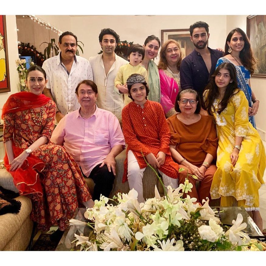 গণেশ চতুর্থীতে কাপুর পরিবারের সঙ্গে বোনেরা অর্থাৎ করিনা ও করিশ্মা উপস্থিত ছিলেন ৷ ঋষি কপুরের মৃত্যুর পর প্রথম গণেশ চতুর্থী ৷ বাই থাকলেও ছিলেন না রণবীর কাপুর ৷ (ছবি সৌজন্যে ইনস্টাগ্রাম) ৷ গণেশ চতুর্থীতে কাপুর পরিবারের সঙ্গে বোনেরা অর্থাৎ করিনা ও করিশ্মা উপস্থিত ছিলেন ৷ ঋষি কপুরের মৃত্যুর পর প্রথম গণেশ চতুর্থী ৷ বাই থাকলেও ছিলেন না রণবীর কাপুর ৷ (ছবি সৌজন্যে ইনস্টাগ্রাম) ৷