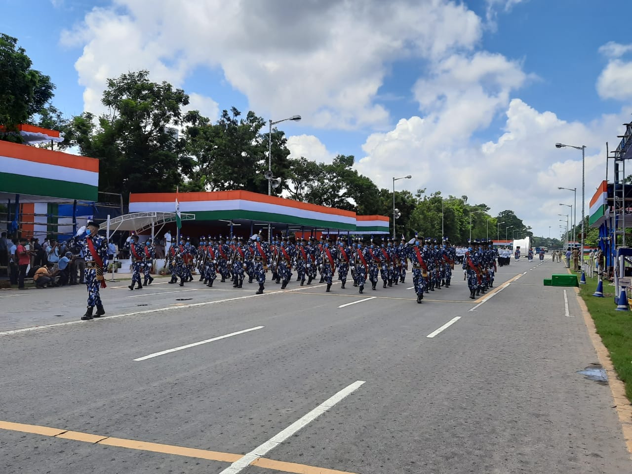 *পতাকা উত্তোলন ছাড়া মুখ্যমন্ত্রীর উপস্থিতিতে হওয়া অন্য অনুষ্ঠানের সময়ও কাটছাট করা হচ্ছে বলেই খবর। কমছে ট্যাবলোর সংখ্যাও। *পতাকা উত্তোলন ছাড়া মুখ্যমন্ত্রীর উপস্থিতিতে হওয়া অন্য অনুষ্ঠানের সময়ও কাটছাট করা হচ্ছে বলেই খবর। কমছে ট্যাবলোর সংখ্যাও।