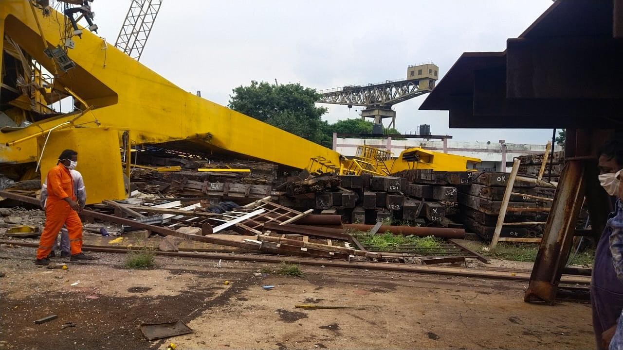 দুর্ঘটনাস্থলে উদ্ধারকার্য চলছে ৷ ক্রেনের ধ্বংসস্তূপের তলায় আরও বেশ কিছু মানুষ আটকে থাকতে পারেন বলে মনে করা হচ্ছে ৷ দুর্ঘটনাস্থলে উদ্ধারকার্য চলছে ৷ ক্রেনের ধ্বংসস্তূপের তলায় আরও বেশ কিছু মানুষ আটকে থাকতে পারেন বলে মনে করা হচ্ছে ৷
