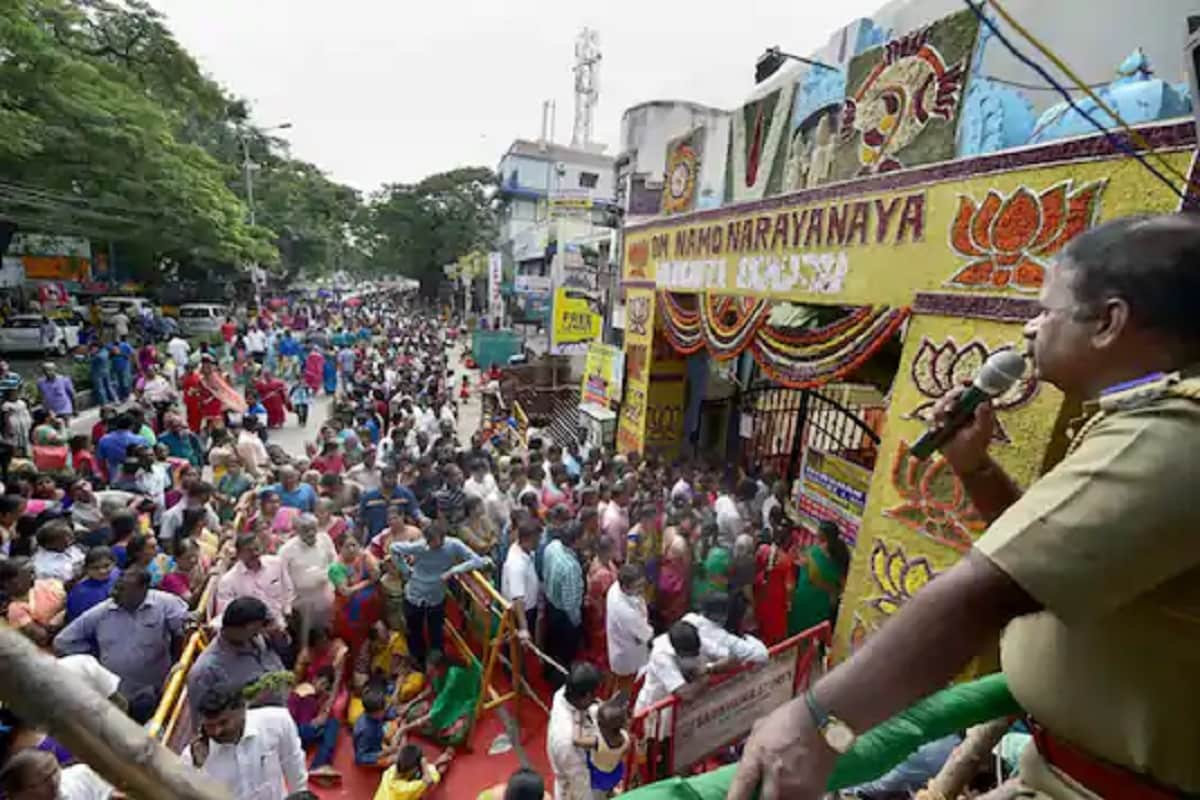 একজন দুজন নয়, লকডাউন ওঠার পর তিরুমালা তিরুপতি মন্দিরে করোনা আক্রান্ত হয়েছেন অন্তত ৭৪৩ জন। এর মধ্যে বেশ কয়েকজন পুরোহিতও রয়েছেন। খবরে প্রকাশ, তিনজনের মৃত্যু হয়েছে এযাবৎ। একজন দুজন নয়, লকডাউন ওঠার পর তিরুমালা তিরুপতি মন্দিরে করোনা আক্রান্ত হয়েছেন অন্তত ৭৪৩ জন। এর মধ্যে বেশ কয়েকজন পুরোহিতও রয়েছেন। খবরে প্রকাশ, তিনজনের মৃত্যু হয়েছে এযাবৎ।
