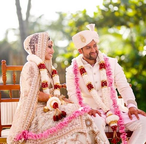 বহুদিন আগেই বলিউড থেকে নিজেকে সরিয়ে নিয়েছিলেন আফতাব ৷ নিজেকে যুক্ত করেছিলেন নানা ব্যবসার সঙ্গে ৷ সদ্য বউকে সঙ্গে নিয়ে সিনেমা প্রযোজনার ব্যবসাতেও এসেছেন আফতাব ৷ আর এই সময়ই ঘরে এল লক্ষ্মী ৷ বহুদিন আগেই বলিউড থেকে নিজেকে সরিয়ে নিয়েছিলেন আফতাব ৷ নিজেকে যুক্ত করেছিলেন নানা ব্যবসার সঙ্গে ৷ সদ্য বউকে সঙ্গে নিয়ে সিনেমা প্রযোজনার ব্যবসাতেও এসেছেন আফতাব ৷ আর এই সময়ই ঘরে এল লক্ষ্মী ৷