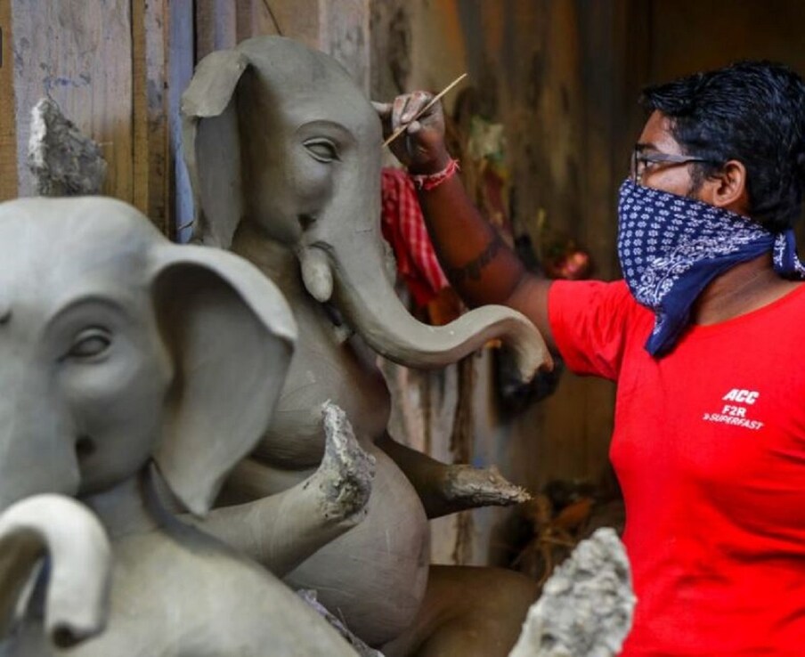  বেশিরভাগ মূর্তিই বিক্রি হয়নি কলকাতাতেও। তবুও কাজ শেষ করছেন শিল্পী। Image: AP