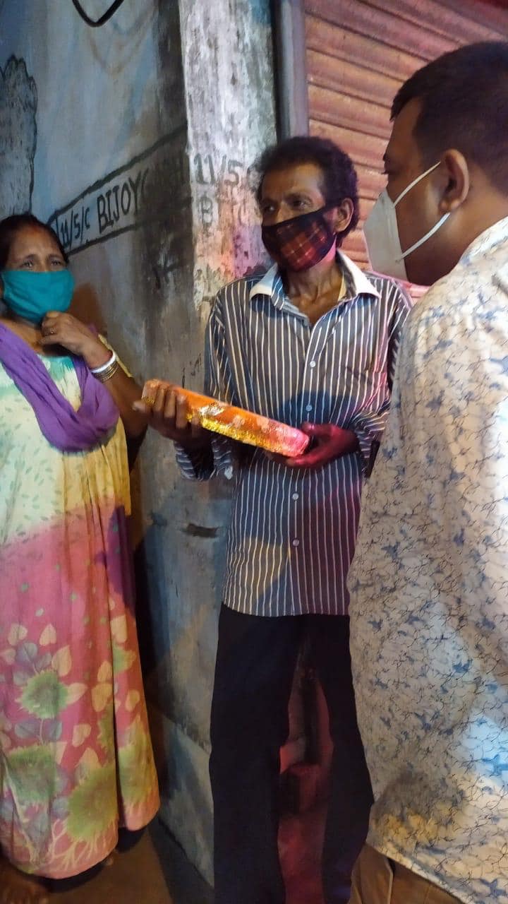 মিমির কথায়, ' আমার মনে হয়, রাখি পরানো মানে শুধুই ভাতৃত্বের বন্ধন নয়। এই উৎসবে মাধ্যমে আমরা ভালবাসা ও সহমর্মিতা চড়াই। একে অপরকে জানান দিই যে কেউ একা নয়। আমি এই উৎসবের মাধ্যমে বলতে চাই যে আমি সকলের পাশে আছি। সকলের জন্য শুভকামনা করি। যাতে আমার রাজ্যের, দেশের সকল ভাইরা সুস্থ থাকে।' মিমির কথায়, ' আমার মনে হয়, রাখি পরানো মানে শুধুই ভাতৃত্বের বন্ধন নয়। এই উৎসবে মাধ্যমে আমরা ভালবাসা ও সহমর্মিতা চড়াই। একে অপরকে জানান দিই যে কেউ একা নয়। আমি এই উৎসবের মাধ্যমে বলতে চাই যে আমি সকলের পাশে আছি। সকলের জন্য শুভকামনা করি। যাতে আমার রাজ্যের, দেশের সকল ভাইরা সুস্থ থাকে।'