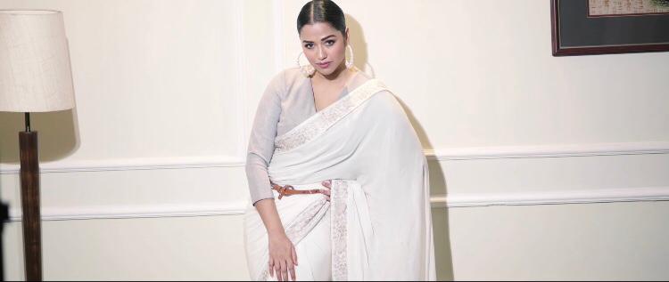 স্লিক বানের সঙ্গে সোহিনী পরেছেন বড় কানের দুল। সঙ্গে ন্যুড লিপস্টিক। এই লুকে মডার্ন ছোঁয়া দেওয়ার জন্য পরেছেন বেল্ট। স্লিক বানের সঙ্গে সোহিনী পরেছেন বড় কানের দুল। সঙ্গে ন্যুড লিপস্টিক। এই লুকে মডার্ন ছোঁয়া দেওয়ার জন্য পরেছেন বেল্ট।