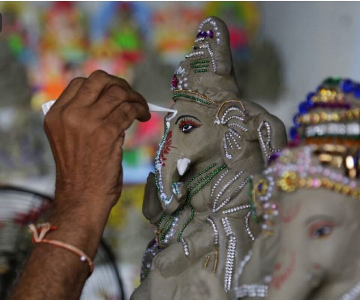 আহমেদাবাদেও একই অবস্থা বিক্রি নেই মূর্তির। করোনা ভাইরাসের জন্য এবার তেমন করে কোথাও হচ্ছে বড় করে পূজো। একেবারেই বিক্রি নেই বড় মূর্তির। Image: AP আহমেদাবাদেও একই অবস্থা বিক্রি নেই মূর্তির। করোনা ভাইরাসের জন্য এবার তেমন করে কোথাও হচ্ছে বড় করে পূজো। একেবারেই বিক্রি নেই বড় মূর্তির। Image: AP