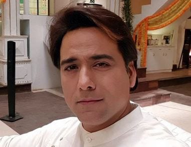 রোজই সকাল ১০ থেকে মুম্বইয়ের ফিল্ম সিটিতে শ্যুটিং হয় ইয়ে রিস্তা কেয়া কহেলতা হ্যায় ধারাবাহিকের ৷ তবে হঠাৎ শ্যুটিং বন্ধ হল ৷ যখনই খবর পাওয়া গেল ধারাবাহিকের অন্যতম অভিনেতা শচীন ত্যাগি করোনা ভাইরাসে আক্রান্ত ৷ রোজই সকাল ১০ থেকে মুম্বইয়ের ফিল্ম সিটিতে শ্যুটিং হয় ইয়ে রিস্তা কেয়া কহেলতা হ্যায় ধারাবাহিকের ৷ তবে হঠাৎ শ্যুটিং বন্ধ হল ৷ যখনই খবর পাওয়া গেল ধারাবাহিকের অন্যতম অভিনেতা শচীন ত্যাগি করোনা ভাইরাসে আক্রান্ত ৷