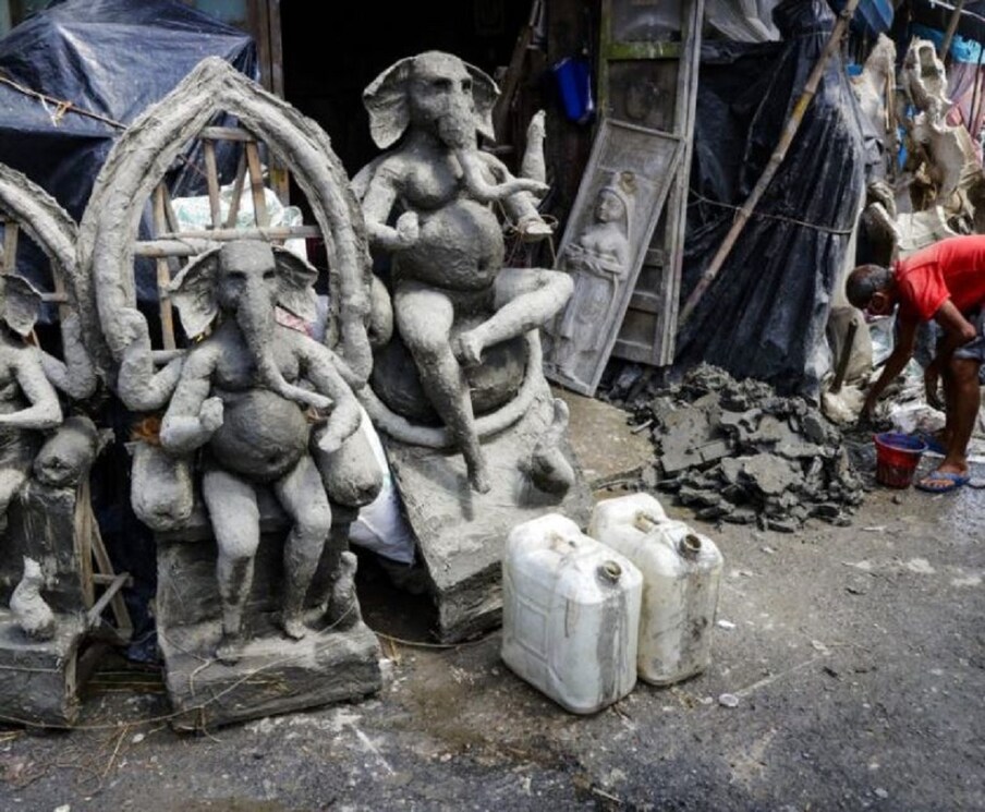  কলকাতাতে বৃষ্টিতে ভিজে যাচ্ছে মুর্তি। বিক্রি হয়নি একেবারেই। আপ্রাণ চেষ্টা করছেন শিল্পীরা মূর্তি বাঁচানোর। Image: AP