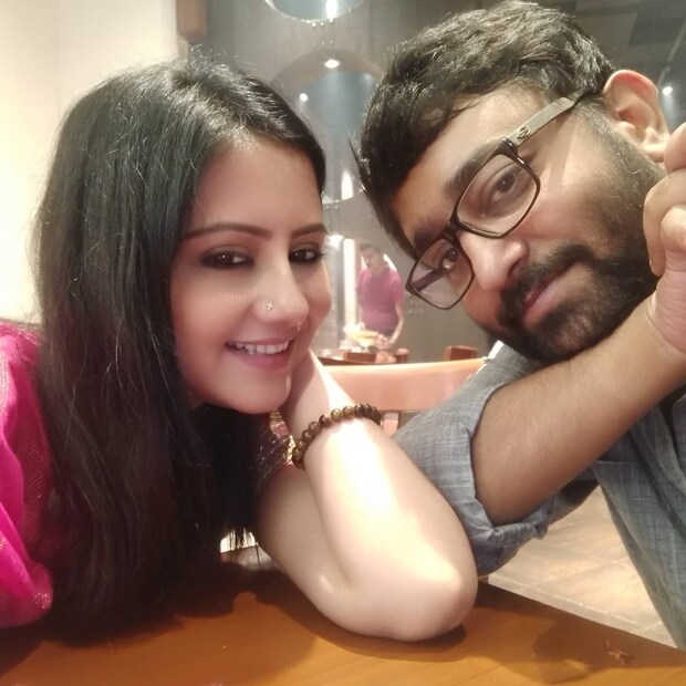 *পেশায় পরিচালক অভিমন্যু পরেছিলেন লাল পাঞ্জাবি। রেজিস্ট্রির পরে কালি লাগান আঙুল দেখিয়ে ছবি পোস্ট করেন মানালি। ছবি: ইনস্টাগ্রাম।