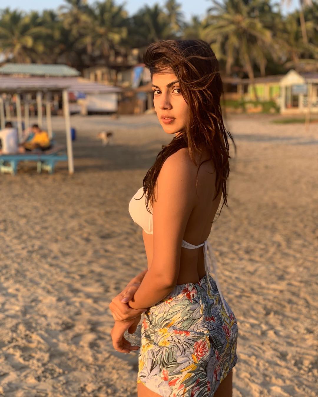 • সুশান্তের পরিবার বারবার অভিযোগ জানাচ্ছেন, রিয়া সুশান্তকে সম্পূর্ণভাবে নিয়ন্ত্রণ করতে শুরু করেছিলেন । রিয়ার ভয়ে পরিবার, বন্ধুবান্ধবের থেকে দূরে সরে যাচ্ছিলেন সুশান্ত । অথচ সুশান্তের দীর্ঘদিনের প্রেমিকা অঙ্কিতার দাবি, সুশান্ত কখনওই আত্মহত্যা করার মতো ছিলেন না । তিনি অবসাদগ্রস্থ হতেই পারেন না । • সুশান্তের পরিবার বারবার অভিযোগ জানাচ্ছেন, রিয়া সুশান্তকে সম্পূর্ণভাবে নিয়ন্ত্রণ করতে শুরু করেছিলেন । রিয়ার ভয়ে পরিবার, বন্ধুবান্ধবের থেকে দূরে সরে যাচ্ছিলেন সুশান্ত । অথচ সুশান্তের দীর্ঘদিনের প্রেমিকা অঙ্কিতার দাবি, সুশান্ত কখনওই আত্মহত্যা করার মতো ছিলেন না । তিনি অবসাদগ্রস্থ হতেই পারেন না ।