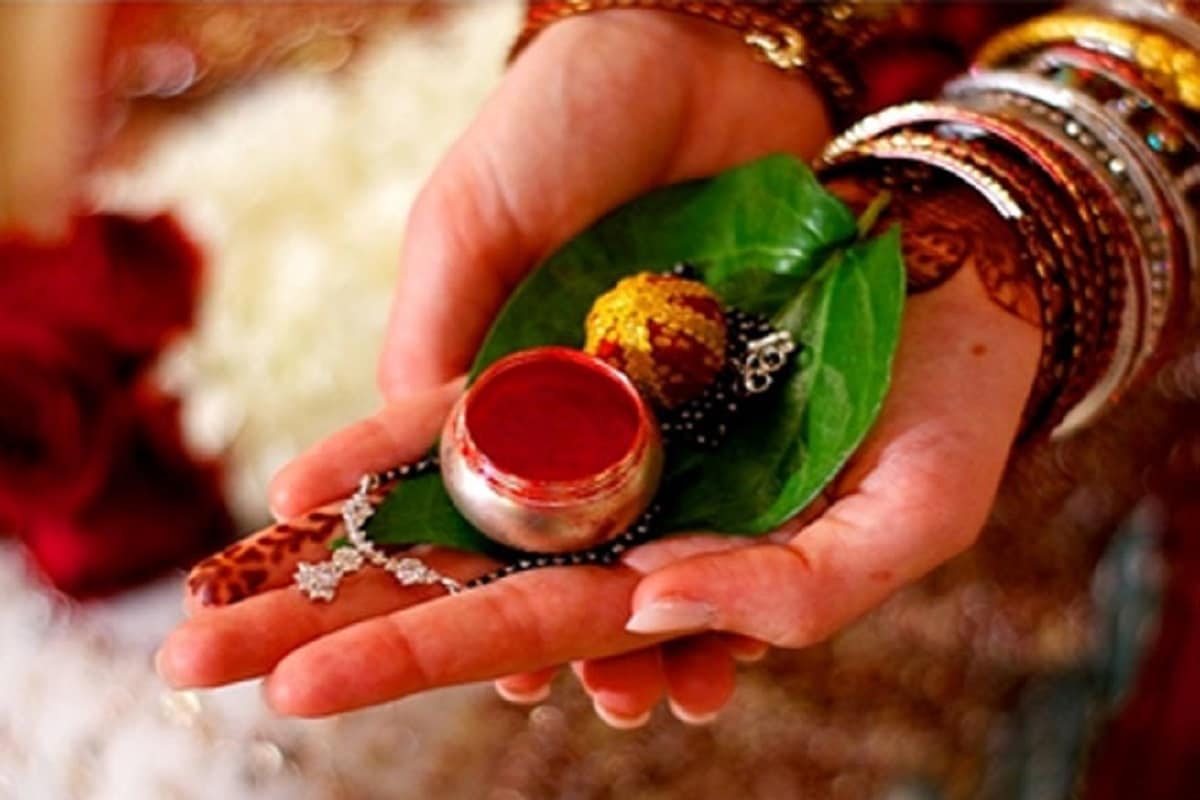 • স্বামীর ভালবাসায় নাকি তিনি নাজেহাল হয়ে গিয়েছেন । কারণ স্বামী একদমই ঝগড়া করেন না । তাই বিরক্ত হয়ে ডিভোর্স চেয়ে বসলেন স্ত্রী । প্রতীকী চিত্র । • স্বামীর ভালবাসায় নাকি তিনি নাজেহাল হয়ে গিয়েছেন । কারণ স্বামী একদমই ঝগড়া করেন না । তাই বিরক্ত হয়ে ডিভোর্স চেয়ে বসলেন স্ত্রী । প্রতীকী চিত্র ।