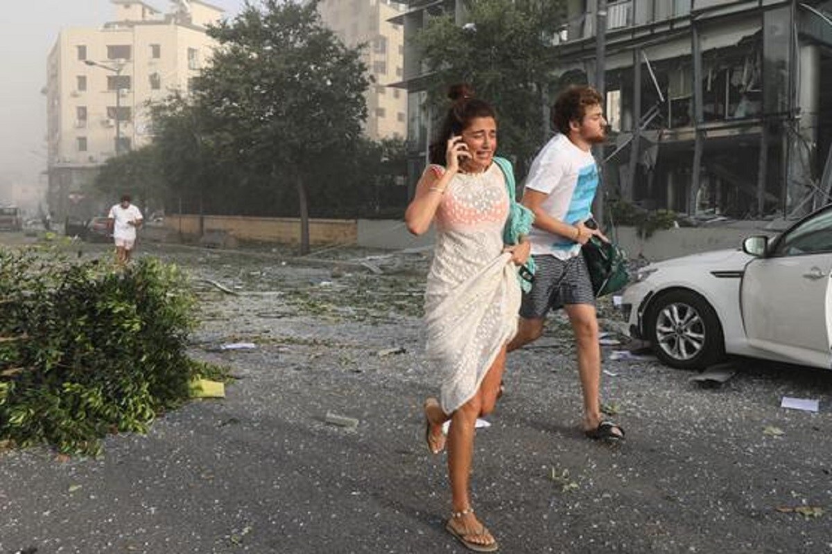প্রথমে সন্ত্রাসবাদী হামলার কথা মনে করা হলেও দেশের অভ্যন্তরীণ মন্ত্রী মহম্মদ ফাহমি রাসায়নিক দুর্ঘটনার কথাই উল্লেখ করেছেন। তিনি জানিয়েছেন, বন্দর চত্বরের একটি গুদামঘরে প্রায় ২৭০০ কিলোগ্রাম অ্যামোনিয়াম নাইট্রেট জমা করা ছিল বেশ কয়েক বছর আগের থেকেই। জর্জিয়া থেকে মোজাম্বিকগামী একটি জাহাজ আইনি জটিলতায় বেইরুট আটকে পড়েছিল, সেই জাহাজেই ছিল এত পরিমাণ রাসায়নিক। Photo Courtesy: Reuters প্রথমে সন্ত্রাসবাদী হামলার কথা মনে করা হলেও দেশের অভ্যন্তরীণ মন্ত্রী মহম্মদ ফাহমি রাসায়নিক দুর্ঘটনার কথাই উল্লেখ করেছেন। তিনি জানিয়েছেন, বন্দর চত্বরের একটি গুদামঘরে প্রায় ২৭০০ কিলোগ্রাম অ্যামোনিয়াম নাইট্রেট জমা করা ছিল বেশ কয়েক বছর আগের থেকেই। জর্জিয়া থেকে মোজাম্বিকগামী একটি জাহাজ আইনি জটিলতায় বেইরুট আটকে পড়েছিল, সেই জাহাজেই ছিল এত পরিমাণ রাসায়নিক। Photo Courtesy: Reuters