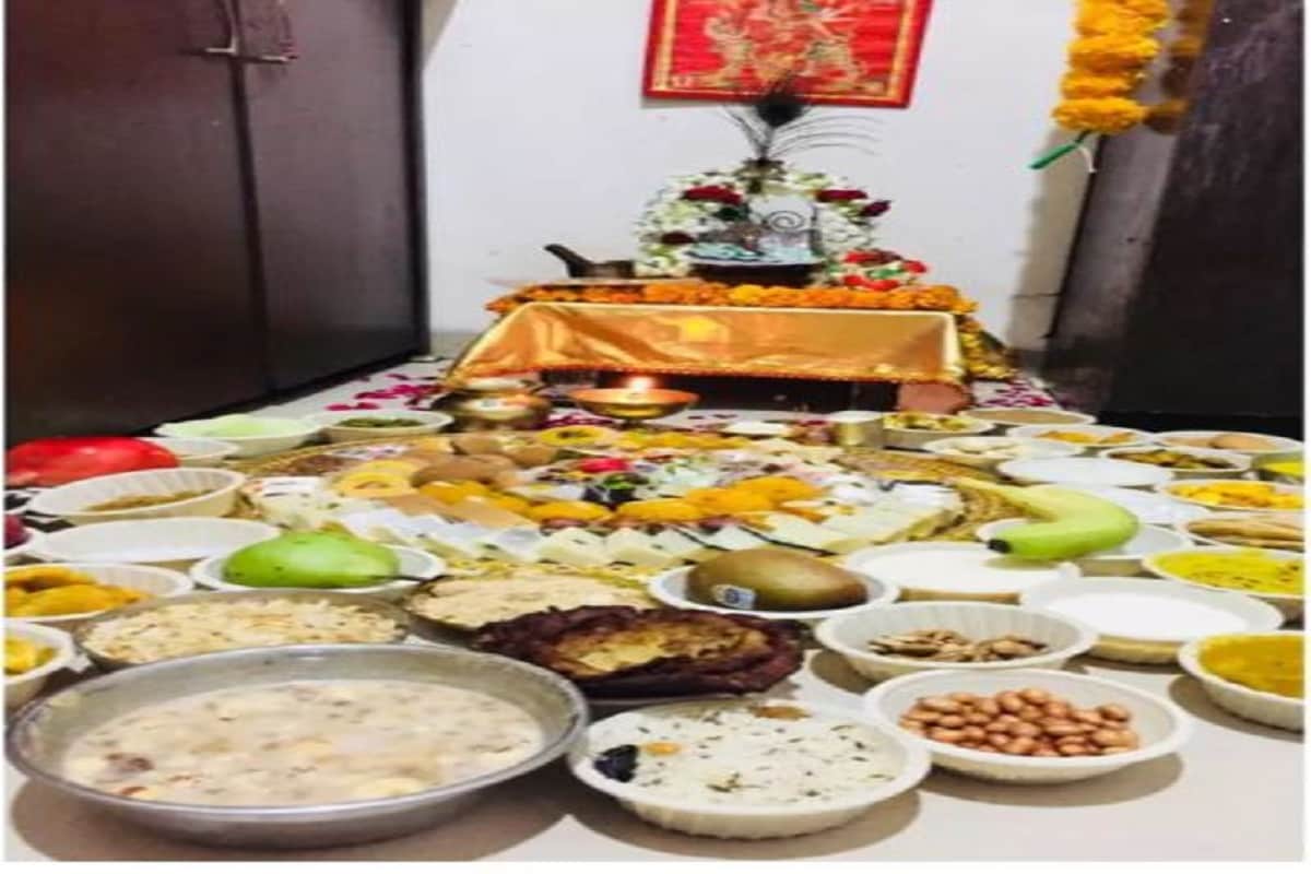 প্রভু শ্রীকৃষ্ণের এই পবিত্র জন্মদিন উপলক্ষ্যে ৫৬ ভোগ দেওয়া হবে৷ তাঁকে দেওয়া মিষ্টি প্রসাদ হিসেবে ভক্তদের মধ্যে বন্টন করা হবে৷ এরই মধ্যে ভগবানকে পঞ্চামৃতও দেওয়া হবে৷ এই উৎসবের মরশুমে পঞ্চামৃতের মাহাত্ম্য আলাদা৷ ভগবানের পুজোর সময় পঞ্চামৃত প্রসাদ রূপে দেওয়া হবে৷Photo- File প্রভু শ্রীকৃষ্ণের এই পবিত্র জন্মদিন উপলক্ষ্যে ৫৬ ভোগ দেওয়া হবে৷ তাঁকে দেওয়া মিষ্টি প্রসাদ হিসেবে ভক্তদের মধ্যে বন্টন করা হবে৷ এরই মধ্যে ভগবানকে পঞ্চামৃতও দেওয়া হবে৷ এই উৎসবের মরশুমে পঞ্চামৃতের মাহাত্ম্য আলাদা৷ ভগবানের পুজোর সময় পঞ্চামৃত প্রসাদ রূপে দেওয়া হবে৷Photo- File
