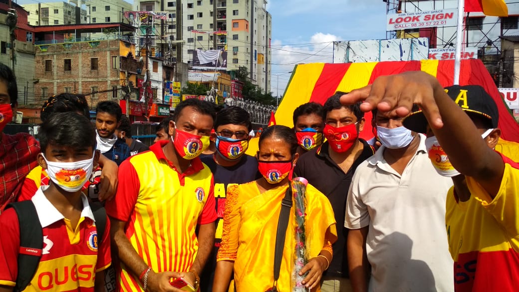 কিন্তু এই ঐতিহাসিক দিনে লাল-হলুদ আবেগকে কী ঘরবন্দি করে রাখা যায় ? পঁয়তাল্লিশ বেড়ে ইস্টবেঙ্গলের শতবর্ষ উদযাপনের সাক্ষী প্রায় হাজার সদস্য, সমর্থক। তাঁদের সামনেই ক্রীড়ামন্ত্রী অরূপ বিশ্বাসের দাবি, ইস্টবেঙ্গল ছাড়া আইএসএল হয় না। কিন্তু এই ঐতিহাসিক দিনে লাল-হলুদ আবেগকে কী ঘরবন্দি করে রাখা যায় ? পঁয়তাল্লিশ বেড়ে ইস্টবেঙ্গলের শতবর্ষ উদযাপনের সাক্ষী প্রায় হাজার সদস্য, সমর্থক। তাঁদের সামনেই ক্রীড়ামন্ত্রী অরূপ বিশ্বাসের দাবি, ইস্টবেঙ্গল ছাড়া আইএসএল হয় না।