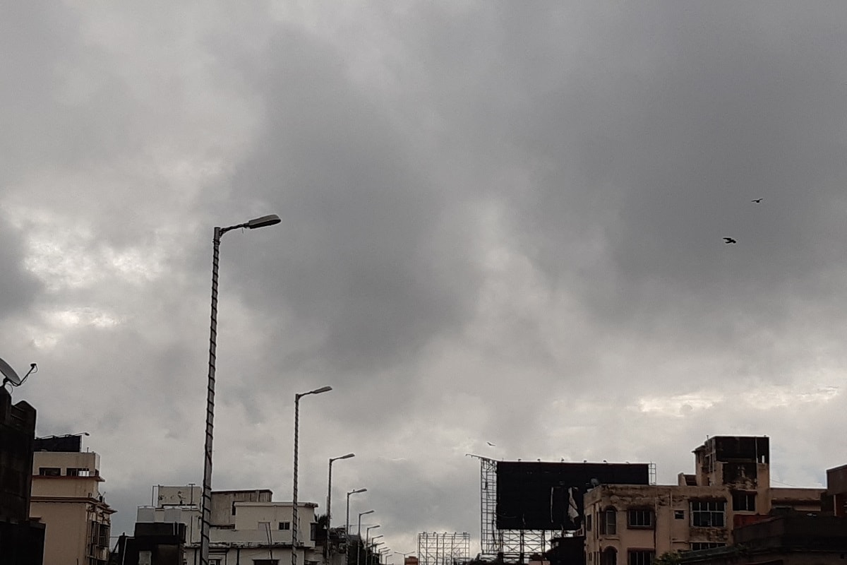 শনি ও রবিবার বিক্ষিপ্তভাবে ভারী বৃষ্টির সম্ভাবনা উত্তরবঙ্গে। শুক্রবার থেকেই বৃষ্টি বাড়বে উত্তরবঙ্গে। শুক্রবার আলিপুরদুয়ার ও কোচবিহারে দু-এক পশলা বৃষ্টির পূর্বাভাস রয়েছে। শনিবার ভারী বৃষ্টি হতে পারে দার্জিলিং, কালিম্পং এবং জলপাইগুড়িতে। রবিবার আলিপুরদুয়ার, কোচবিহার ও জলপাইগুড়িতে ভারী বৃষ্টির সম্ভাবনা। দু-এক জায়গায় ২০০ মিলিমিটার পর্যন্ত বৃষ্টি হতে পারে। দক্ষিণবঙ্গে মৌসুমী অক্ষরেখা অবস্থান করছে। বৃষ্টির পরিমাণ কমলেও দু-এক পশলা বিক্ষিপ্ত বৃষ্টি চলবে দক্ষিণবঙ্গের বিভিন্ন জেলায়। নিম্নচাপের রেখে যাওয়া জলীয়বাষ্প থাকায় অস্বস্তি আরও বাড়বে দক্ষিণবঙ্গে। মেঘলা আকাশ, বজ্রবিদ্যুৎ-সহ বৃষ্টি চলবে। রবিবার থেকে বৃষ্টির পরিমাণ বাড়তে পারে। সোমবার ওড়িশা সংলগ্ন জেলা পূর্ব ও পশ্চিম মেদিনীপুর এবং ঝাড়গ্রামে ভারী বৃষ্টির সম্ভাবনা রয়েছে। Representational Image শনি ও রবিবার বিক্ষিপ্তভাবে ভারী বৃষ্টির সম্ভাবনা উত্তরবঙ্গে। শুক্রবার থেকেই বৃষ্টি বাড়বে উত্তরবঙ্গে। শুক্রবার আলিপুরদুয়ার ও কোচবিহারে দু-এক পশলা বৃষ্টির পূর্বাভাস রয়েছে। শনিবার ভারী বৃষ্টি হতে পারে দার্জিলিং, কালিম্পং এবং জলপাইগুড়িতে। রবিবার আলিপুরদুয়ার, কোচবিহার ও জলপাইগুড়িতে ভারী বৃষ্টির সম্ভাবনা। দু-এক জায়গায় ২০০ মিলিমিটার পর্যন্ত বৃষ্টি হতে পারে। দক্ষিণবঙ্গে মৌসুমী অক্ষরেখা অবস্থান করছে। বৃষ্টির পরিমাণ কমলেও দু-এক পশলা বিক্ষিপ্ত বৃষ্টি চলবে দক্ষিণবঙ্গের বিভিন্ন জেলায়। নিম্নচাপের রেখে যাওয়া জলীয়বাষ্প থাকায় অস্বস্তি আরও বাড়বে দক্ষিণবঙ্গে। মেঘলা আকাশ, বজ্রবিদ্যুৎ-সহ বৃষ্টি চলবে। রবিবার থেকে বৃষ্টির পরিমাণ বাড়তে পারে। সোমবার ওড়িশা সংলগ্ন জেলা পূর্ব ও পশ্চিম মেদিনীপুর এবং ঝাড়গ্রামে ভারী বৃষ্টির সম্ভাবনা রয়েছে। Representational Image