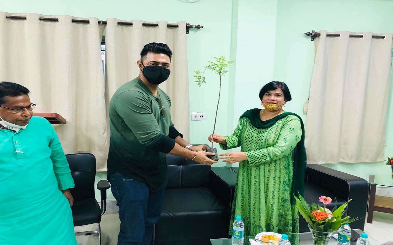 বৃহস্পতিবার নিজের বিধানসভা কেন্দ্র ঘাটালে গিয়েছিলেন সাংসদ অভিনেতা দেব। জেলা শাসকের দফতরে বৈঠক করেন তিনি। বৃহস্পতিবার নিজের বিধানসভা কেন্দ্র ঘাটালে গিয়েছিলেন সাংসদ অভিনেতা দেব। জেলা শাসকের দফতরে বৈঠক করেন তিনি।