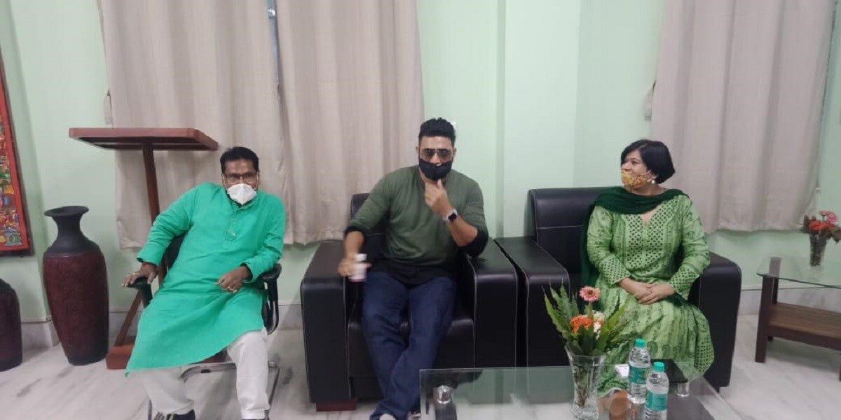আমফানের জন্য বহু গাছ ভেঙে পড়েছে এই এলাকায়। পুনরায় বৃক্ষ রোপণ করা প্রয়োজন। সেই কারণেই ৫০০০ গাছের চারা ঘাটালের জেলা শাসকের হাতে তুলে দেন দেব। আমফানের জন্য বহু গাছ ভেঙে পড়েছে এই এলাকায়। পুনরায় বৃক্ষ রোপণ করা প্রয়োজন। সেই কারণেই ৫০০০ গাছের চারা ঘাটালের জেলা শাসকের হাতে তুলে দেন দেব।
