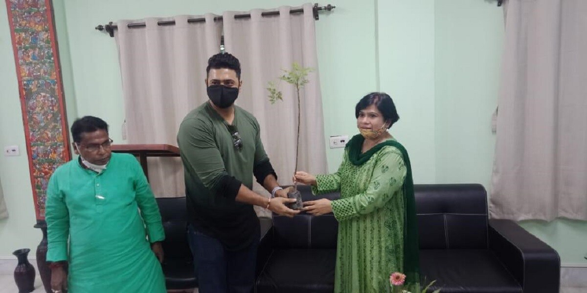 অতীতে পরিযায়ী শ্রমিকদের পাশে দাঁড়িয়েছেন দেব।বিদেশে আটকে পড়া ভারতীয়দের দেশে ফেরানোর উদ্যোগ নিয়েছেন দেব অতীতে পরিযায়ী শ্রমিকদের পাশে দাঁড়িয়েছেন দেব।বিদেশে আটকে পড়া ভারতীয়দের দেশে ফেরানোর উদ্যোগ নিয়েছেন দেব