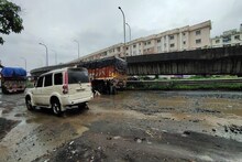 ৫ ঘণ্টার মধ্যে বৃষ্টিতে ধুয়ে গেল বেলঘড়িয়া এক্সপ্রেসওয়ের নতুন প্যাচ ওয়ার্কের কাজ