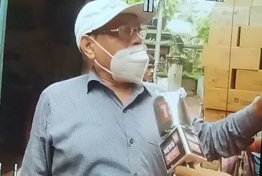এই ভাবে নদিয়ার চাপড়া,পশ্চিম মেদিনপুরের ও ঝাড়গ্রামের কিছু অসাধু ব্যবসায়ী দিনের পর দিন এই অসাধু কারবার চালিয়ে যাচ্ছে। নিউজ১৮ বাংলা বড়বাজারের পোস্তা এলাকার বেশ কয়েকটি দোকানে যায়। মধু বাবুর গোডাউন,সেখানের কর্মী প্রথমেই জানিয়ে দেয়,তাদের কাছে কালো জিরে নেই।অবশেষে দোতলায় গিয়ে জিজ্ঞাসা করতে সব বলে ফেলে।পালিশ করা বস্তা বস্তা কালো জিরের খোঁজ পাই। Photo- Representative এই ভাবে নদিয়ার চাপড়া,পশ্চিম মেদিনপুরের ও ঝাড়গ্রামের কিছু অসাধু ব্যবসায়ী দিনের পর দিন এই অসাধু কারবার চালিয়ে যাচ্ছে। নিউজ১৮ বাংলা বড়বাজারের পোস্তা এলাকার বেশ কয়েকটি দোকানে যায়। মধু বাবুর গোডাউন,সেখানের কর্মী প্রথমেই জানিয়ে দেয়,তাদের কাছে কালো জিরে নেই।অবশেষে দোতলায় গিয়ে জিজ্ঞাসা করতে সব বলে ফেলে।পালিশ করা বস্তা বস্তা কালো জিরের খোঁজ পাই। Photo- Representative