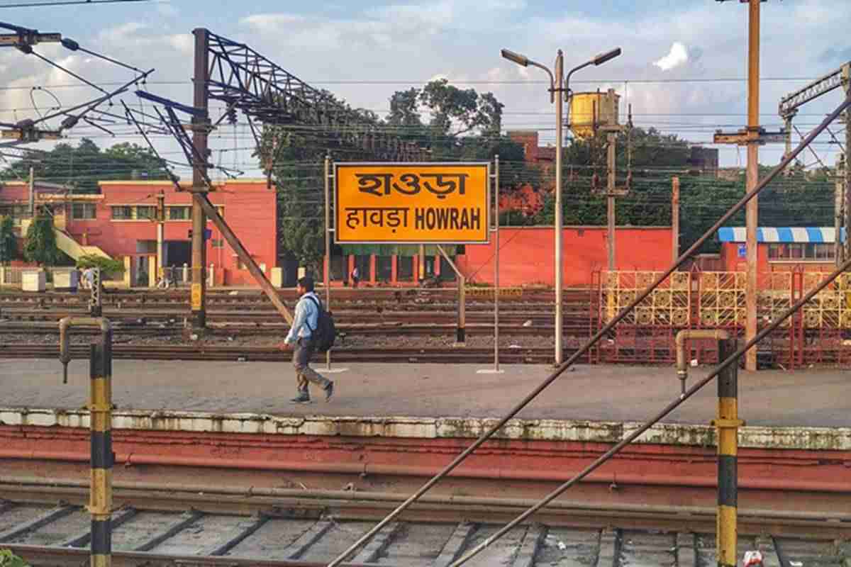 ভুবনেশ্বর থেকে নয়াদিল্লি স্পেশাল এবং এসি এক্সপ্রেসের কোনও স্টপ থাকছে না এরাজ্যে। লকডাউন মিটে যাওয়ার পরে হাওড়া-মুম্বাই সি এস এম টি স্পেশাল ট্রেন বাতিল থাকবে। হাওড়া-যোধপুর স্পেশাল ট্রেন বন্ধ থাকবে। এর আগে প্রথম দিকে সাপ্তাহিক লকডাউনের শুরুতে ট্রেন যাত্রীদের জন্যে বিশেষ বাসের ব্যবস্থা করেছিল রাজ্য। যদিও বেশ কয়েকটি লকডাউনে সেই বাস ছিল না। ফলে হাওড়া, শিয়ালদহ থেকে একাধিক ট্রেন বাতিল করা হয়েছিল। এবার আজ, বৃহস্পতিবার পূর্ণ লকডাউনে সমস্ত ট্রেন বাতিল করা হয়েছে। যাত্রীদেরকে আগেভাগেই ট্রেন বাতিল সম্পর্কে জানিয়ে দেওয়া হয়েছে। এর পরেও কোনও যাত্রী স্টেশনে এসে পৌঁছলে তার দায় রেল নেবে না বলে জানিয়ে দিয়েছে। Representational Image ভুবনেশ্বর থেকে নয়াদিল্লি স্পেশাল এবং এসি এক্সপ্রেসের কোনও স্টপ থাকছে না এরাজ্যে। লকডাউন মিটে যাওয়ার পরে হাওড়া-মুম্বাই সি এস এম টি স্পেশাল ট্রেন বাতিল থাকবে। হাওড়া-যোধপুর স্পেশাল ট্রেন বন্ধ থাকবে। এর আগে প্রথম দিকে সাপ্তাহিক লকডাউনের শুরুতে ট্রেন যাত্রীদের জন্যে বিশেষ বাসের ব্যবস্থা করেছিল রাজ্য। যদিও বেশ কয়েকটি লকডাউনে সেই বাস ছিল না। ফলে হাওড়া, শিয়ালদহ থেকে একাধিক ট্রেন বাতিল করা হয়েছিল। এবার আজ, বৃহস্পতিবার পূর্ণ লকডাউনে সমস্ত ট্রেন বাতিল করা হয়েছে। যাত্রীদেরকে আগেভাগেই ট্রেন বাতিল সম্পর্কে জানিয়ে দেওয়া হয়েছে। এর পরেও কোনও যাত্রী স্টেশনে এসে পৌঁছলে তার দায় রেল নেবে না বলে জানিয়ে দিয়েছে। Representational Image