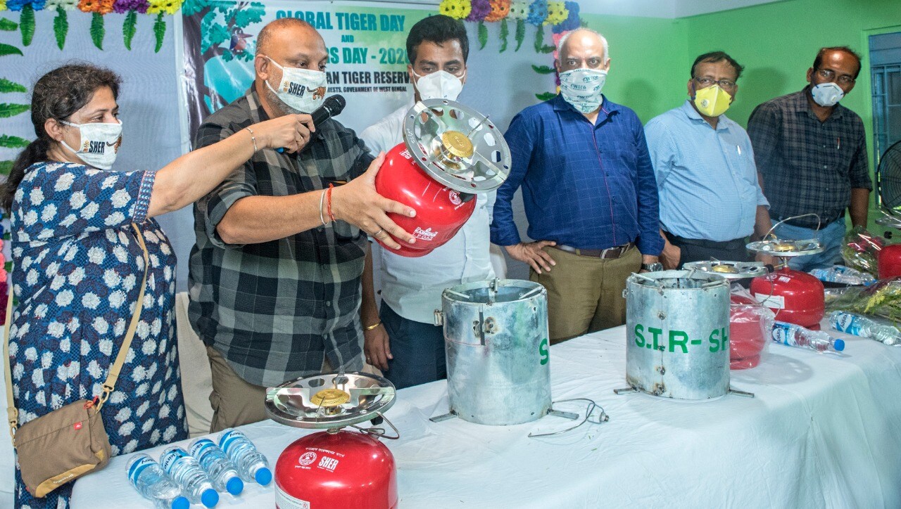 *বেসরকারি সংস্থা 'শের' (এসএইচইআর)-এর সহায়তায় সুন্দরবন অভয়ারণ্যে বসবাসকারী মৎস্যজীবীদের রান্নার গ্যাসের সংযোগ দেওয়া হল। নৌকায় বা ট্রলিতে মৎস্যজীবীরা যাতে রান্না করতে পারেন, কাঠ আনতে যাতে জঙ্গলে যেতে না হয়, সে জন্য পোর্টেবল গ্যাস সিলিন্ডার এবং ওভেন দিয়েছে 'শের'। *বেসরকারি সংস্থা 'শের' (এসএইচইআর)-এর সহায়তায় সুন্দরবন অভয়ারণ্যে বসবাসকারী মৎস্যজীবীদের রান্নার গ্যাসের সংযোগ দেওয়া হল। নৌকায় বা ট্রলিতে মৎস্যজীবীরা যাতে রান্না করতে পারেন, কাঠ আনতে যাতে জঙ্গলে যেতে না হয়, সে জন্য পোর্টেবল গ্যাস সিলিন্ডার এবং ওভেন দিয়েছে 'শের'।