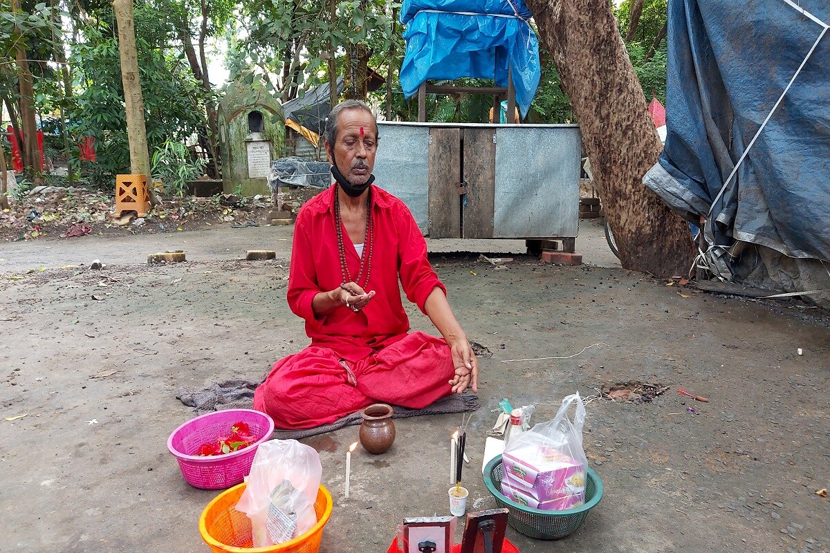 গোটা বিশ্বজুড়েই এখন করোনা আতঙ্ক ভয়াবহ রূপ নিয়েছে ৷ দেশবাসী সাধারণ জীবনযাপন থেকে এখন নিজেদের গৃহবন্দি করেছেন নিজেদের যাতে এই করোনা থেকে বাঁচতে পারেন সেই আশায় ৷ তবুও সংক্রমণ কমার নাম নিচ্ছে না ৷ পশ্চিমবঙ্গ-সহ দেশের প্রতিটা রাজ্যে এখন করোনা সংক্রমণ বাড়ছে ৷ করোনা আতঙ্ক থেকে সারা বিশ্বের মানুষ ও দেশের মানুষ যেন আবার স্বাভাবিক ভাবে জীবনযাপন করতে পারে সেই উদ্যেশ্যে বিশেষ তিথি ও তারাপীঠের সবথেকে বড় উৎসব কৌশিকী অমাবস্যাতে তারাপীঠ মন্দির কমিটির সেবায়েতরা বিশেষ পুজো করলেন ও বিশেষ প্রার্থনা করলেন মঙ্গলবার ৷ গোটা বিশ্বজুড়েই এখন করোনা আতঙ্ক ভয়াবহ রূপ নিয়েছে ৷ দেশবাসী সাধারণ জীবনযাপন থেকে এখন নিজেদের গৃহবন্দি করেছেন নিজেদের যাতে এই করোনা থেকে বাঁচতে পারেন সেই আশায় ৷ তবুও সংক্রমণ কমার নাম নিচ্ছে না ৷ পশ্চিমবঙ্গ-সহ দেশের প্রতিটা রাজ্যে এখন করোনা সংক্রমণ বাড়ছে ৷ করোনা আতঙ্ক থেকে সারা বিশ্বের মানুষ ও দেশের মানুষ যেন আবার স্বাভাবিক ভাবে জীবনযাপন করতে পারে সেই উদ্যেশ্যে বিশেষ তিথি ও তারাপীঠের সবথেকে বড় উৎসব কৌশিকী অমাবস্যাতে তারাপীঠ মন্দির কমিটির সেবায়েতরা বিশেষ পুজো করলেন ও বিশেষ প্রার্থনা করলেন মঙ্গলবার ৷