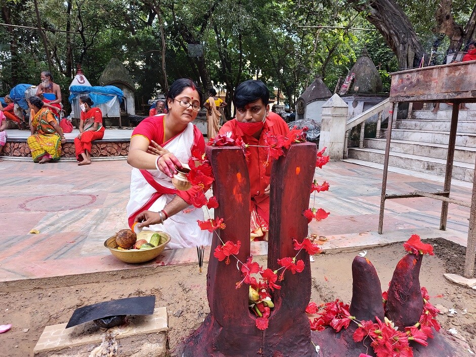 তারাপীঠের কৌশিকী অমাবস্যা মানেই তো জনসমুদ্র, কোলাহল। রাস্তায় রাস্তায় পুলিশিটহল ঘন ঘন মন্দিরের অফিস এবং পুলিশ ক্যাম্প থেকে ঘোষণা ৷ রাস্তার মোড়ে মোড়ে গজিয়ে উঠে স্বেচ্ছাসেবকদের অস্থায়ী আস্থানা। আকাশে উড়তে থাকে পুলিশ প্রশাসনের ড্রোন ক্যামেরা।রাস্তার মোড়ে মোড়ে পূর্নার্থীদের মুখে কর্কশ শব্দে শোনা যায়... ‘জয় তারা,জয় তারা’। রাস্তায় যাত্রীবাহী বাস, অটো, টোটোর সারি সারি লাইন থাকে। দোকানগুলোর দিকে তাকালেই দেখা যেত ফুল, ফল এবং ক্ষীরের তৈরি পুজোর মিষ্টান্নের পসরা ৷ কোথাও বা যজ্ঞের জন্য দোকানে সাজানো গাদা গাদা কাঠ,বেলপাতা-সহ নানান উপকরণ। কিন্তু সেসব এ বছর কিছুই দেখা যায়নি ৷ তারাপীঠের কৌশিকী অমাবস্যা মানেই তো জনসমুদ্র, কোলাহল। রাস্তায় রাস্তায় পুলিশিটহল ঘন ঘন মন্দিরের অফিস এবং পুলিশ ক্যাম্প থেকে ঘোষণা ৷ রাস্তার মোড়ে মোড়ে গজিয়ে উঠে স্বেচ্ছাসেবকদের অস্থায়ী আস্থানা। আকাশে উড়তে থাকে পুলিশ প্রশাসনের ড্রোন ক্যামেরা।রাস্তার মোড়ে মোড়ে পূর্নার্থীদের মুখে কর্কশ শব্দে শোনা যায়... ‘জয় তারা,জয় তারা’। রাস্তায় যাত্রীবাহী বাস, অটো, টোটোর সারি সারি লাইন থাকে। দোকানগুলোর দিকে তাকালেই দেখা যেত ফুল, ফল এবং ক্ষীরের তৈরি পুজোর মিষ্টান্নের পসরা ৷ কোথাও বা যজ্ঞের জন্য দোকানে সাজানো গাদা গাদা কাঠ,বেলপাতা-সহ নানান উপকরণ। কিন্তু সেসব এ বছর কিছুই দেখা যায়নি ৷