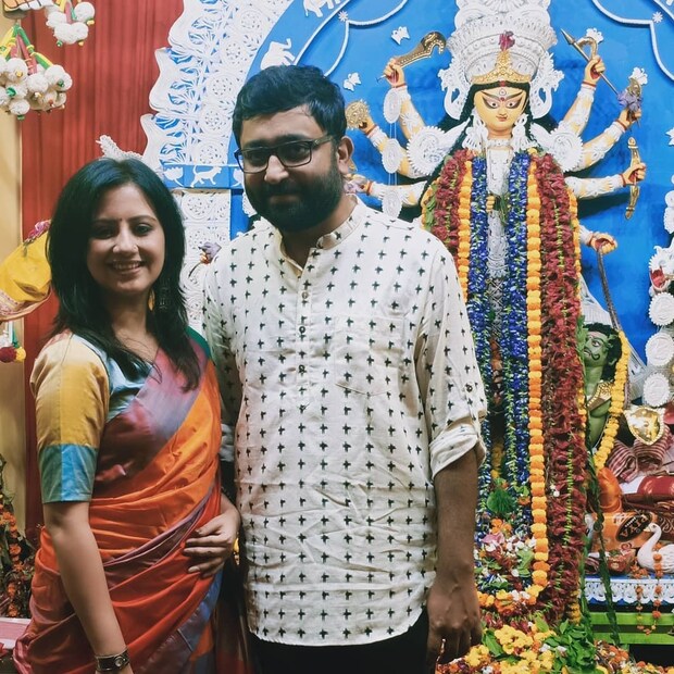 *বিয়ের অতিথি তালিকায় ছিলেন শুধুমাত্র মানালির বাবা-দাদু এবং অভিমন্যুর বাবা। অভিমুন্যর মা মুম্বইতে। করোনার জন্য তিনিও উপস্থিত থাকতে পারেননি পারিবারিক অনুষ্ঠানে। ছবি: ইনস্টাগ্রাম।