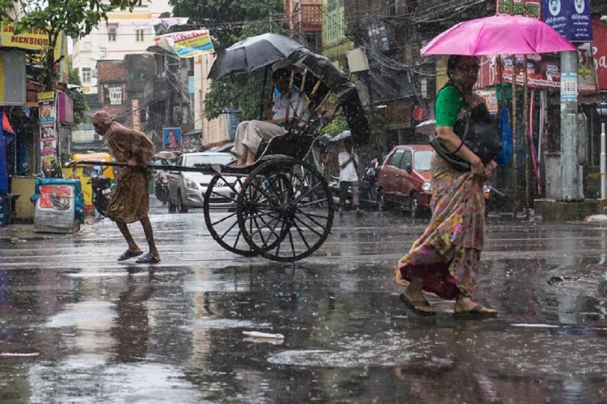 কলকাতায় আজ সকালে সর্বনিম্ন তাপমাত্রা ছিল ২৭.৩ ডিগ্রি সেলসিয়াস। যা স্বাভাবিকের থেকে ১ ডিগ্রী বেশি। গতকাল বিকেলে সর্বোচ্চ তাপমাত্রা ছিল ৩০.১ ডিগ্রি সেলসিয়াস। যা স্বাভাবিকের থেকে ২ ডিগ্রি নিচে। বাতাসে আপেক্ষিক আদ্রতার পরিমাণ 88 থেকে ৯৫শতাংশ। বৃষ্টিপাত হয়েছে মাত্র ৪.২ মিলিমিটার। কলকাতায় আজ সকালে সর্বনিম্ন তাপমাত্রা ছিল ২৭.৩ ডিগ্রি সেলসিয়াস। যা স্বাভাবিকের থেকে ১ ডিগ্রী বেশি। গতকাল বিকেলে সর্বোচ্চ তাপমাত্রা ছিল ৩০.১ ডিগ্রি সেলসিয়াস। যা স্বাভাবিকের থেকে ২ ডিগ্রি নিচে। বাতাসে আপেক্ষিক আদ্রতার পরিমাণ 88 থেকে ৯৫শতাংশ। বৃষ্টিপাত হয়েছে মাত্র ৪.২ মিলিমিটার।