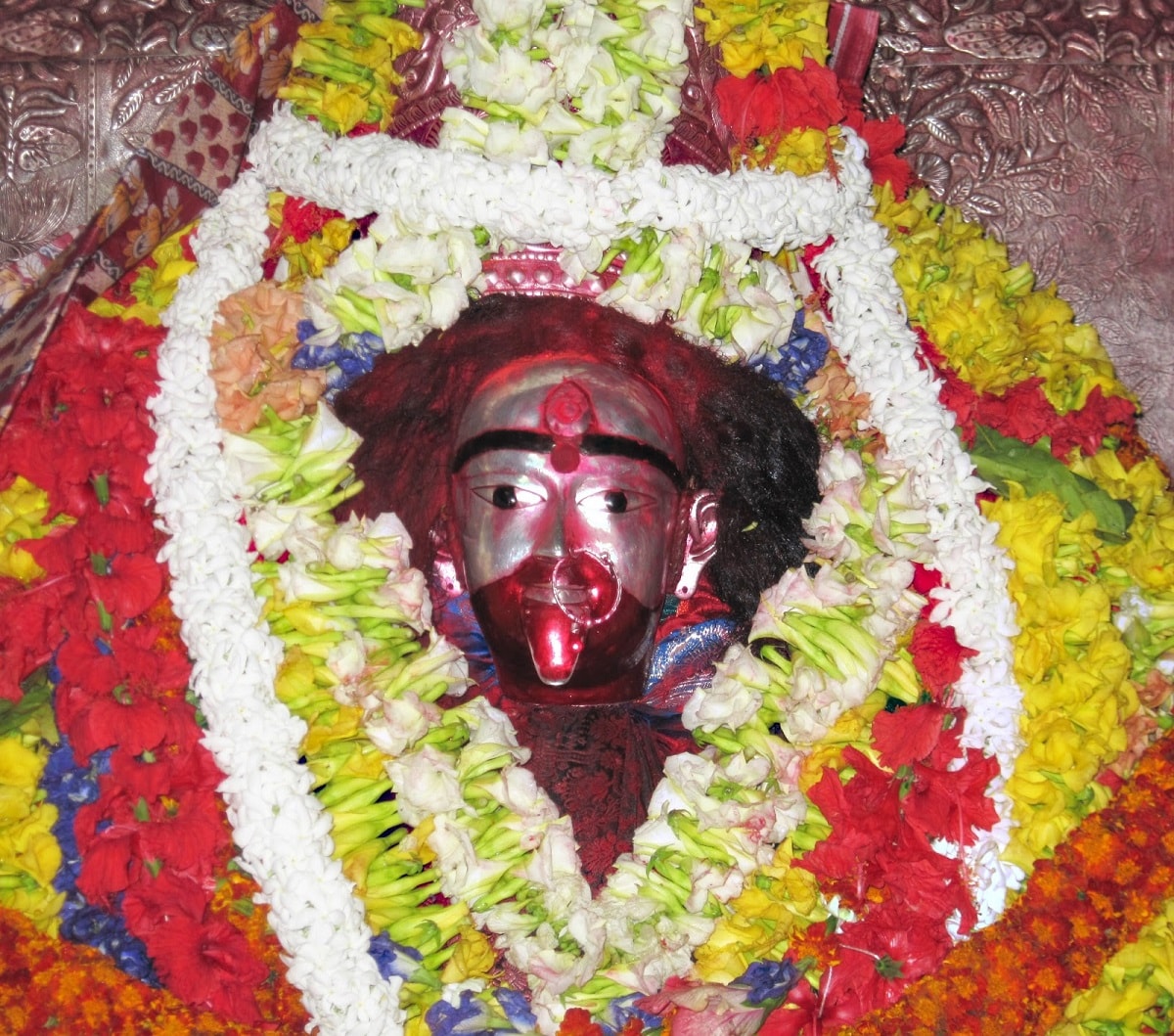 মার্কেণ্ডেয় পুরাণ অনুযায়ী শুম্ভ-নিশুম্ভকে বধের জন্য 'দেবী দুর্গা' যখন ক্রোধান্বিত হন তখন তাঁর ভ্রূকুটি যুগল থেকে 'কৌশিকী দেবী' আবির্ভূতা হন এবং অসুর ভাতৃদ্বয় শুম্ভ ও নিশুম্ভকে বধ করেন। সেই থেকেই এই কৌশিকী দেবী 'কালী' তথা 'মহাকালী' রূপে পূজিতা হন। হিন্দু ধর্ম মতে এই অমাবস্যা তিথি নক্ষত্রেই কৌশিকী দেবী আবির্ভূতা হন। photo source collected মার্কেণ্ডেয় পুরাণ অনুযায়ী শুম্ভ-নিশুম্ভকে বধের জন্য 'দেবী দুর্গা' যখন ক্রোধান্বিত হন তখন তাঁর ভ্রূকুটি যুগল থেকে 'কৌশিকী দেবী' আবির্ভূতা হন এবং অসুর ভাতৃদ্বয় শুম্ভ ও নিশুম্ভকে বধ করেন। সেই থেকেই এই কৌশিকী দেবী 'কালী' তথা 'মহাকালী' রূপে পূজিতা হন। হিন্দু ধর্ম মতে এই অমাবস্যা তিথি নক্ষত্রেই কৌশিকী দেবী আবির্ভূতা হন। photo source collected