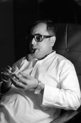 একাধিক সম্মান পেয়েছেন প্রণব মুখোপাধ্যায় ৷ ১৯৮৪ সালে ইউরোমানি পত্রিকার সমীক্ষায় তাঁকে বিশ্বের শ্রেষ্ঠ অর্থমন্ত্রী বলা হয়েছিল। ২০১০ সালে বিশ্ব ব্যাংক ও আন্তর্জাতিক অর্থ তহবিলের দৈনিক সংবাদপত্র এমার্জিং মার্কেটস তাকে ‘ফাইনান্স মিনিস্টার অফ দ্য ইয়ার ফর এশিয়া’ পুরস্কার দিয়েছিল। Photo Collected একাধিক সম্মান পেয়েছেন প্রণব মুখোপাধ্যায় ৷ ১৯৮৪ সালে ইউরোমানি পত্রিকার সমীক্ষায় তাঁকে বিশ্বের শ্রেষ্ঠ অর্থমন্ত্রী বলা হয়েছিল। ২০১০ সালে বিশ্ব ব্যাংক ও আন্তর্জাতিক অর্থ তহবিলের দৈনিক সংবাদপত্র এমার্জিং মার্কেটস তাকে ‘ফাইনান্স মিনিস্টার অফ দ্য ইয়ার ফর এশিয়া’ পুরস্কার দিয়েছিল। Photo Collected