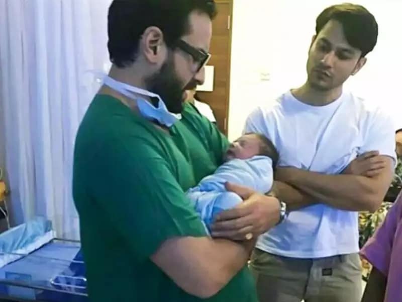 • কিন্তু তৈমুরের জন্মের মিনিট খানেক আগের এই ছবি অনেকেই দেখেননি । হাসপাতালের মেটারনিটি গাউন পরে করিনা প্রস্তুত হয়ে গিয়েছেন তখন । • কিন্তু তৈমুরের জন্মের মিনিট খানেক আগের এই ছবি অনেকেই দেখেননি । হাসপাতালের মেটারনিটি গাউন পরে করিনা প্রস্তুত হয়ে গিয়েছেন তখন ।