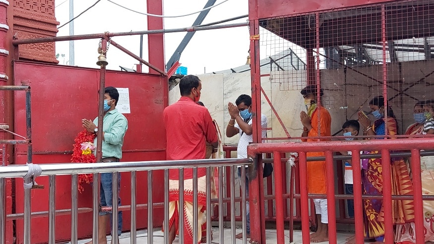 দেশের করোনা আবহের জন্য মন্দির বন্ধ রাখার সিদ্ধান্ত নিয়েছিল মন্দির কমিটি আগেই। মন্দির বন্ধ ছিল প্রথমে ৯৩ দিন। আনল পর্বে খুলেছিল তারাপীঠ মন্দির। রথের দিন অর্থাৎ ২৩ জুন ভক্তদের জন্য খুলে দেওয়া হয় মন্দির। কিছুদিন মন্দির চলার পর আবার মন্দির কমিটি ১ আগস্ট থেকে মন্দির বন্ধ করেন। (Story, Image: Akshoy Dhibar) দেশের করোনা আবহের জন্য মন্দির বন্ধ রাখার সিদ্ধান্ত নিয়েছিল মন্দির কমিটি আগেই। মন্দির বন্ধ ছিল প্রথমে ৯৩ দিন। আনল পর্বে খুলেছিল তারাপীঠ মন্দির। রথের দিন অর্থাৎ ২৩ জুন ভক্তদের জন্য খুলে দেওয়া হয় মন্দির। কিছুদিন মন্দির চলার পর আবার মন্দির কমিটি ১ আগস্ট থেকে মন্দির বন্ধ করেন। (Story, Image: Akshoy Dhibar)