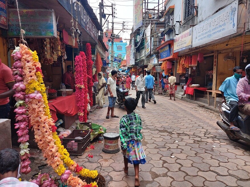 মন্দির কমিটির সভাপতি তারাময় মুখোপাধ্যায় জানান, যাবতীয় স্বাস্থ্যবিধি মেনে এবং সরকারী নির্দেশিকা মেনে তারাপীঠ মন্দির খোলা হয়েছে। মন্দির চত্বরে যাতে ভিড় না হয় সে দিকে লক্ষ্য রেখে গর্ভগৃহের সামনে বাঁশ বেঁধে দেওয়া হবে। গর্ভগৃহের সামনে আগের মতো দর্শনার্থীদের সঙ্গে কোনও সেবায়েত বা পাণ্ডা থাকবেন না। (Story, Image: Akshoy Dhibar) মন্দির কমিটির সভাপতি তারাময় মুখোপাধ্যায় জানান, যাবতীয় স্বাস্থ্যবিধি মেনে এবং সরকারী নির্দেশিকা মেনে তারাপীঠ মন্দির খোলা হয়েছে। মন্দির চত্বরে যাতে ভিড় না হয় সে দিকে লক্ষ্য রেখে গর্ভগৃহের সামনে বাঁশ বেঁধে দেওয়া হবে। গর্ভগৃহের সামনে আগের মতো দর্শনার্থীদের সঙ্গে কোনও সেবায়েত বা পাণ্ডা থাকবেন না। (Story, Image: Akshoy Dhibar)