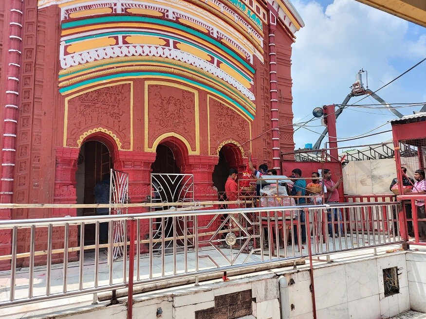 মন্দির কমিটির সভাপতি তারাময় মুখোপাধ্যায় জানান, যাবতীয় স্বাস্থ্যবিধি মেনে এবং সরকারী নির্দেশিকা মেনে তারাপীঠ মন্দির খোলা হয়েছে। মন্দির চত্বরে যাতে ভিড় না হয় সে দিকে লক্ষ্য রেখে গর্ভগৃহের সামনে বাঁশ বেঁধে দেওয়া হবে। গর্ভগৃহের সামনে আগের মতো দর্শনার্থীদের সঙ্গে কোনও সেবায়েত বা পাণ্ডা থাকবেন না। (Story, Image: Akshoy Dhibar) মন্দির কমিটির সভাপতি তারাময় মুখোপাধ্যায় জানান, যাবতীয় স্বাস্থ্যবিধি মেনে এবং সরকারী নির্দেশিকা মেনে তারাপীঠ মন্দির খোলা হয়েছে। মন্দির চত্বরে যাতে ভিড় না হয় সে দিকে লক্ষ্য রেখে গর্ভগৃহের সামনে বাঁশ বেঁধে দেওয়া হবে। গর্ভগৃহের সামনে আগের মতো দর্শনার্থীদের সঙ্গে কোনও সেবায়েত বা পাণ্ডা থাকবেন না। (Story, Image: Akshoy Dhibar)