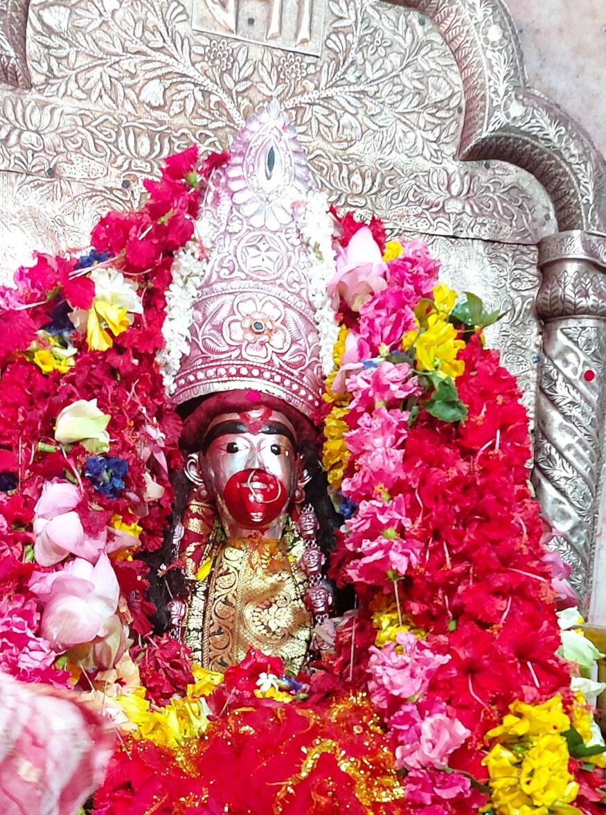 গর্ভগৃহে প্রবেশ করা যাবে না, বাইরে থেকে মা তারাকে দর্শন করতে হবে পূর্ণ্যার্থীদের। ভোরের মঙ্গল আরতির পর স্বাস্থ্যবিধি মেনে ভক্তদের জন্য খুলে দেয়া হল তারাপীঠ মন্দির। (Story, Image: Akshoy Dhibar) গর্ভগৃহে প্রবেশ করা যাবে না, বাইরে থেকে মা তারাকে দর্শন করতে হবে পূর্ণ্যার্থীদের। ভোরের মঙ্গল আরতির পর স্বাস্থ্যবিধি মেনে ভক্তদের জন্য খুলে দেয়া হল তারাপীঠ মন্দির। (Story, Image: Akshoy Dhibar)