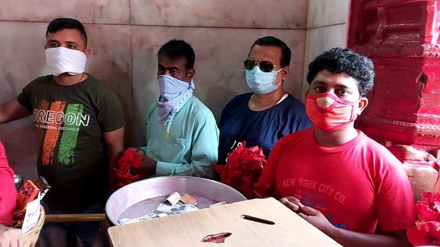 আজ মন্দিরে পুজো দিতে আসা পুণ্যার্থীদের দাবি দীর্ঘ দিন থেকে অপেক্ষা করছিলেন তারা এই দিনটার জন্য। গর্ভগৃহে সাধারণ পুণ্যার্থীদের প্রবেশ করতে দেয়া হচ্ছে না, বাইরে থেকে মাতারাকে দর্শন করতে হবে। এছাড়া অঞ্জলি দেওয়া যাবেনা, মন্দিরের ভেতর থেকে নাটমন্দিরে অঞ্জলি দিতে হবে। (Story, Image: Akshoy Dhibar) আজ মন্দিরে পুজো দিতে আসা পুণ্যার্থীদের দাবি দীর্ঘ দিন থেকে অপেক্ষা করছিলেন তারা এই দিনটার জন্য। গর্ভগৃহে সাধারণ পুণ্যার্থীদের প্রবেশ করতে দেয়া হচ্ছে না, বাইরে থেকে মাতারাকে দর্শন করতে হবে। এছাড়া অঞ্জলি দেওয়া যাবেনা, মন্দিরের ভেতর থেকে নাটমন্দিরে অঞ্জলি দিতে হবে। (Story, Image: Akshoy Dhibar)