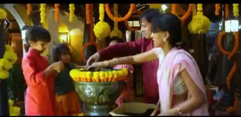 স্ত্রী ও সন্তানদের নিয়ে বাপ্পাকে বিদায় জানাচ্ছেন বিবেক।