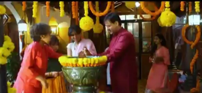 তবে আচার অনুষ্ঠানে নেই কোনো ত্রুটি। নিজের হাতে বাপ্পার আরতি করেন বিবেক।
