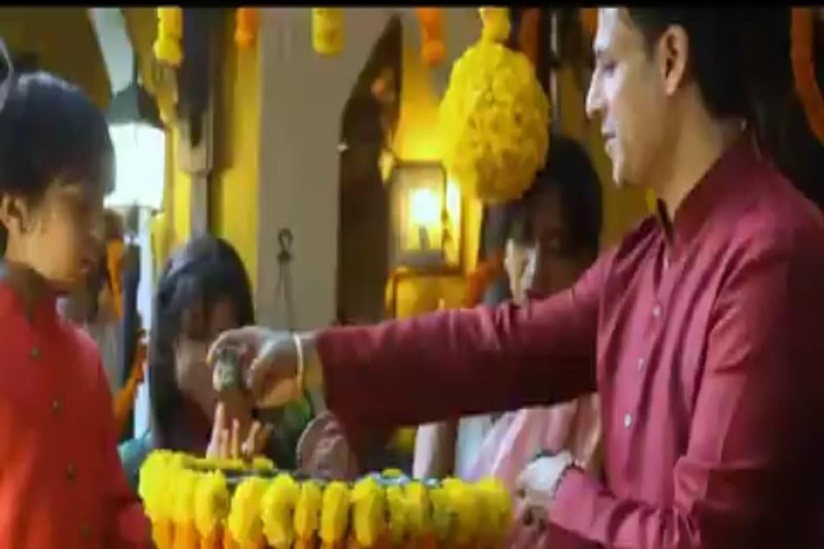 মুম্বইয়ে এখন শুধুই মন খারাপ। সিবিআই, নারকোটিক্স, ইডি এক সঙ্গে দাপিয়ে চলেছে শহর। চলছে সুশান্ত সিং রাজপুত মৃত্যু তদন্ত। এরই মধ্যে চললেন বাপ্পা। গণপতি বিদায়ে বলিউড সেলেবরা। মুম্বইয়ে এখন শুধুই মন খারাপ। সিবিআই, নারকোটিক্স, ইডি এক সঙ্গে দাপিয়ে চলেছে শহর। চলছে সুশান্ত সিং রাজপুত মৃত্যু তদন্ত। এরই মধ্যে চললেন বাপ্পা। গণপতি বিদায়ে বলিউড সেলেবরা।