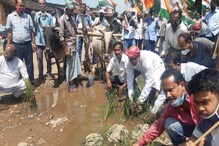 দুর্গাপুরে বেহাল রাস্তায় ধানের চারা পুঁতে বিক্ষোভ কংগ্রেসের দুর্গাপুরে বেহাল রাস্তায় ধানের চারা পুঁতে বিক্ষোভ কংগ্রেসের