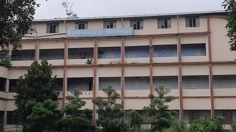 *কলেজের এক পড়ুয়া জানান, এটা অবাক করার মতো ঘটনা। এর আগে কখনওই এমন ঘটনা ঘটেনি।