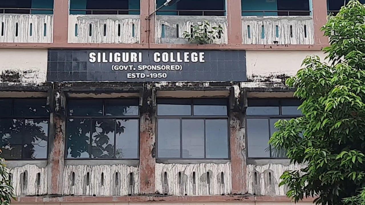*২৮ অগাস্ট কলেজের ভর্তির মেধা তালিকা প্রকাশ করা হয় অনলাইনে। সেখানেই দেখা যায়, কলেজের বি এসসিতে ভর্তির তালিকায় উঠে এসছে দুই চরিত্রের নাম। গতকাল তা নজরে আসতেই চক্ষু চড়ক গাছ কর্তৃপক্ষের! *২৮ অগাস্ট কলেজের ভর্তির মেধা তালিকা প্রকাশ করা হয় অনলাইনে। সেখানেই দেখা যায়, কলেজের বি এসসিতে ভর্তির তালিকায় উঠে এসছে দুই চরিত্রের নাম। গতকাল তা নজরে আসতেই চক্ষু চড়ক গাছ কর্তৃপক্ষের!