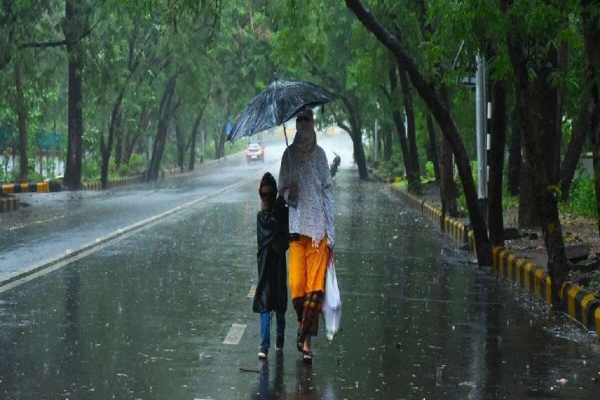 আগামী ২৪ ঘণ্টায় উত্তরাখান্ড ও পূর্ব রাজস্থানে প্রবল বৃষ্টির সম্ভাবনা। বৃষ্টি হবে উত্তর-পশ্চিম ভারতের অন্য রাজ্যগুলিতে। আগামী তিন-চার দিন গুজরাট মহারাষ্ট্র গোয়া মধ্যপ্রদেশ ছত্রিশগড় ঝাড়খন্ড গাঙ্গেয় পশ্চিমবঙ্গে ভারী বৃষ্টির সম্ভাবনা।বুধ-বৃহস্পতিবার নাগাদ ভারী বৃষ্টি হবে মেঘালয় মিজোরাম মনিপুর নাগাল্যান্ড ও ত্রিপুরাতে। আগামী ২৪ ঘণ্টায় উত্তরাখান্ড ও পূর্ব রাজস্থানে প্রবল বৃষ্টির সম্ভাবনা। বৃষ্টি হবে উত্তর-পশ্চিম ভারতের অন্য রাজ্যগুলিতে। আগামী তিন-চার দিন গুজরাট মহারাষ্ট্র গোয়া মধ্যপ্রদেশ ছত্রিশগড় ঝাড়খন্ড গাঙ্গেয় পশ্চিমবঙ্গে ভারী বৃষ্টির সম্ভাবনা।বুধ-বৃহস্পতিবার নাগাদ ভারী বৃষ্টি হবে মেঘালয় মিজোরাম মনিপুর নাগাল্যান্ড ও ত্রিপুরাতে।