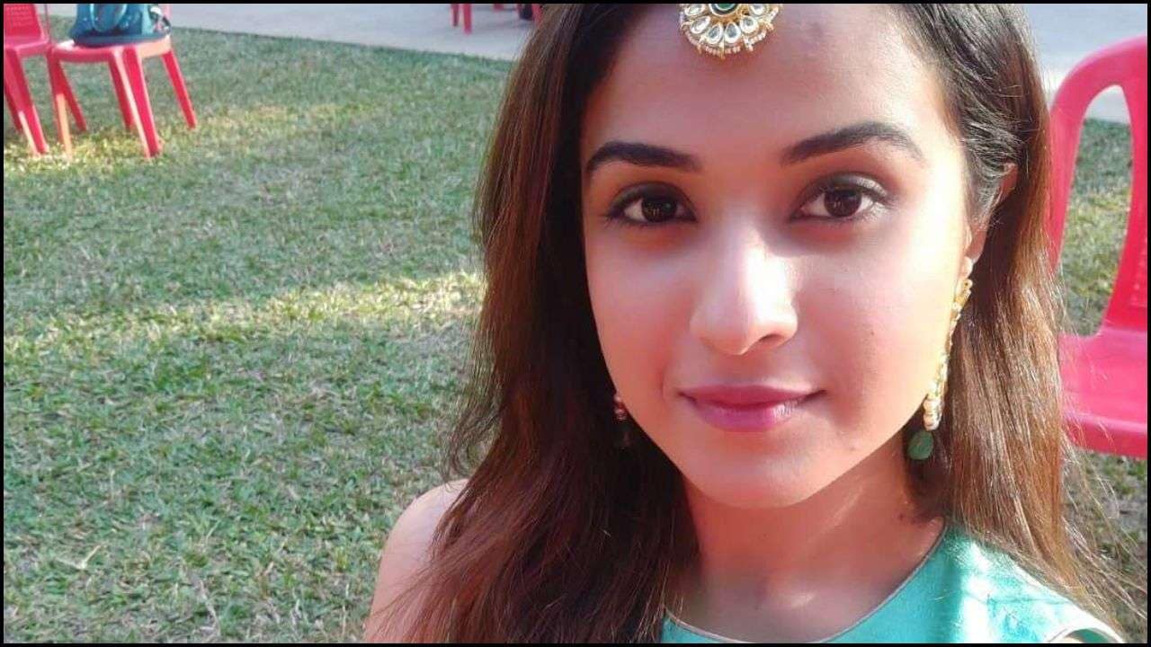 ১৭ জুন পর্যন্ত ফোন অ্যাকটিভ থাকার অর্থ হল, সুশান্তের মৃত্যুরও তিন দিন পর পর্যন্ত দিশার ফোন খোলা ছিল ৷ তাহলে যিনি ফোনটি ব্যবহার করেছিলেন ৷ তিনি কে ? কাকে কাকে এই সময় দিশার ফোন থেকে ফোন করা হয়েছে ? সেই রেকর্ডও খতিয়ে দেখছে পুলিশ ৷ আর ফরেন্সিক পরীক্ষার জন্য কেন দিশার ফোন বাজেয়াপ্ত করা হয়নি, সেই প্রশ্নও উঠছে এখন ৷ ১৭ জুন পর্যন্ত ফোন অ্যাকটিভ থাকার অর্থ হল, সুশান্তের মৃত্যুরও তিন দিন পর পর্যন্ত দিশার ফোন খোলা ছিল ৷ তাহলে যিনি ফোনটি ব্যবহার করেছিলেন ৷ তিনি কে ? কাকে কাকে এই সময় দিশার ফোন থেকে ফোন করা হয়েছে ? সেই রেকর্ডও খতিয়ে দেখছে পুলিশ ৷ আর ফরেন্সিক পরীক্ষার জন্য কেন দিশার ফোন বাজেয়াপ্ত করা হয়নি, সেই প্রশ্নও উঠছে এখন ৷