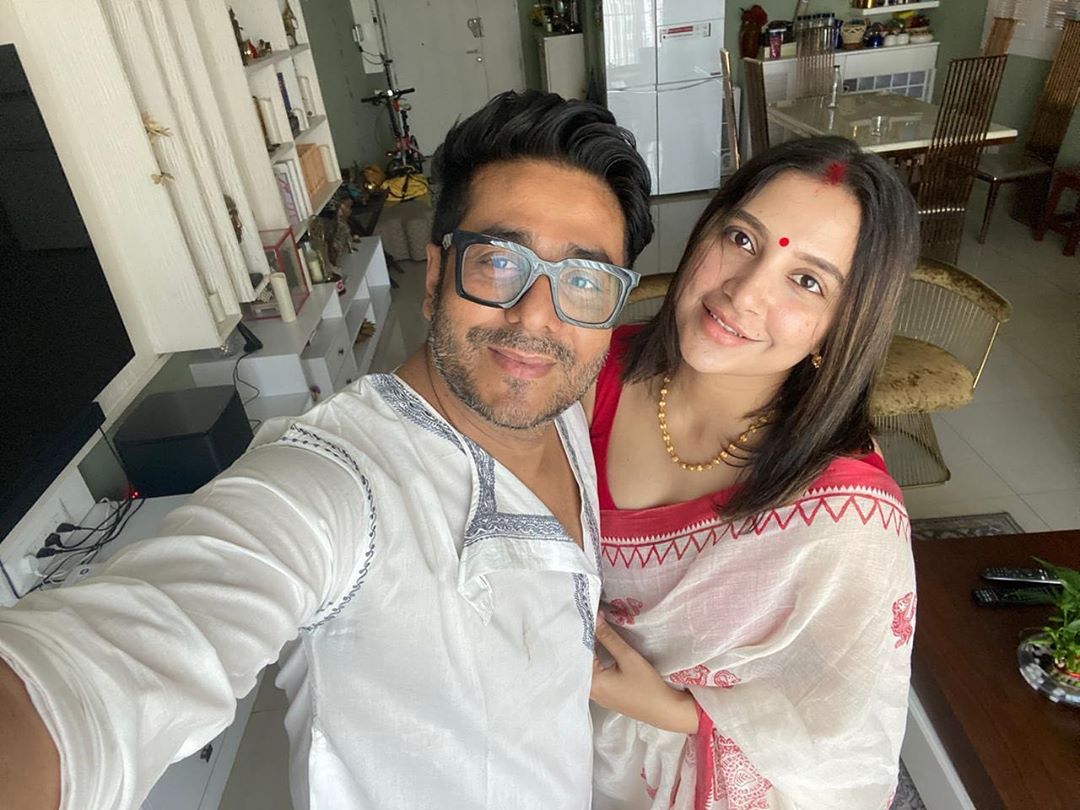• বিয়ের পর রাজের ছবি, ‘পরিণীতা’য় প্রথম মুখ দেখিয়েছিলেন শুভশ্রী । এরপর ‘ধর্মযুদ্ধ’-এ অভিনয় করলেও তা এখনও মুক্তি পায়নি। মা হওয়ার পর হয়তো এখন কিছুদিন বিশ্রামেই থাকবেন নায়িকা । • বিয়ের পর রাজের ছবি, ‘পরিণীতা’য় প্রথম মুখ দেখিয়েছিলেন শুভশ্রী । এরপর ‘ধর্মযুদ্ধ’-এ অভিনয় করলেও তা এখনও মুক্তি পায়নি। মা হওয়ার পর হয়তো এখন কিছুদিন বিশ্রামেই থাকবেন নায়িকা ।