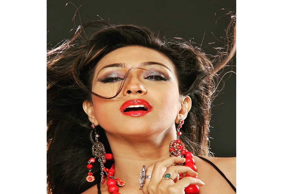 ঋতুপর্ণা সেনগুপ্ত। টলিউডের দক্ষ অভিনেত্রীদের মধ্যে একজন। তবে ঋতোপর্ণা শুধু ভাল অভিনয়ের জন্যই পরিচিত নন, তাঁর সাহসিকতাও কদর করার মতো। photo source Instagram ঋতুপর্ণা সেনগুপ্ত। টলিউডের দক্ষ অভিনেত্রীদের মধ্যে একজন। তবে ঋতোপর্ণা শুধু ভাল অভিনয়ের জন্যই পরিচিত নন, তাঁর সাহসিকতাও কদর করার মতো। photo source Instagram