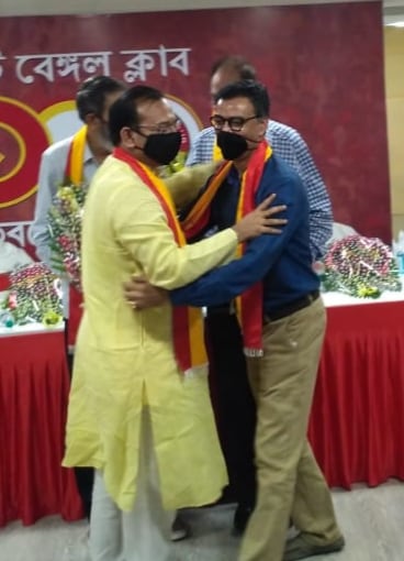ভাচুর্য়াল নয়। শতবর্ষ উদযাপনে ইস্টবেঙ্গল কর্তাদের সিদ্ধান্ত ছিল একেবারে বাস্তব ভাবেই। মাথায় ছিল করোনা বিধি। তাই সিদ্ধান্ত হয়েছিল প্রধান অতিথি রাজ্যের ক্রীড়ামন্ত্রী অরূপ বিশ্বাস-সহ শুধুমাত্র ৪৫ জন থাকবেন ক্লাবের ভিতরে। ভাচুর্য়াল নয়। শতবর্ষ উদযাপনে ইস্টবেঙ্গল কর্তাদের সিদ্ধান্ত ছিল একেবারে বাস্তব ভাবেই। মাথায় ছিল করোনা বিধি। তাই সিদ্ধান্ত হয়েছিল প্রধান অতিথি রাজ্যের ক্রীড়ামন্ত্রী অরূপ বিশ্বাস-সহ শুধুমাত্র ৪৫ জন থাকবেন ক্লাবের ভিতরে।