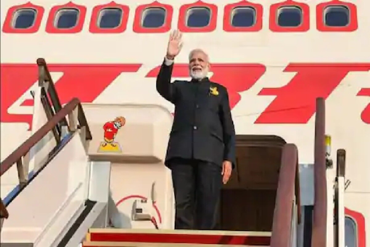 স্বয়ংক্রিয় এই মিসাইল ডিফেন্স সিস্টেম নিজে থেকেই কাজ করে৷ ফলে বিমানকে লক্ষ্য করে ক্ষেপনাস্ত্র ধেয়ে এলে বিমানে থাকা মিসাইল ডিফেন্স সিস্টেমই তাকে নিষ্ক্রিয় করে দেবে৷ বিমান চালককেও কিছু করতে হবে না৷ স্বয়ংক্রিয় ব্যবস্থায় তিনি শুধু জানতে পারবেন, ক্ষেপনাস্ত্র নিষ্ক্রিয় করা হয়েছে৷Photo- File স্বয়ংক্রিয় এই মিসাইল ডিফেন্স সিস্টেম নিজে থেকেই কাজ করে৷ ফলে বিমানকে লক্ষ্য করে ক্ষেপনাস্ত্র ধেয়ে এলে বিমানে থাকা মিসাইল ডিফেন্স সিস্টেমই তাকে নিষ্ক্রিয় করে দেবে৷ বিমান চালককেও কিছু করতে হবে না৷ স্বয়ংক্রিয় ব্যবস্থায় তিনি শুধু জানতে পারবেন, ক্ষেপনাস্ত্র নিষ্ক্রিয় করা হয়েছে৷Photo- File